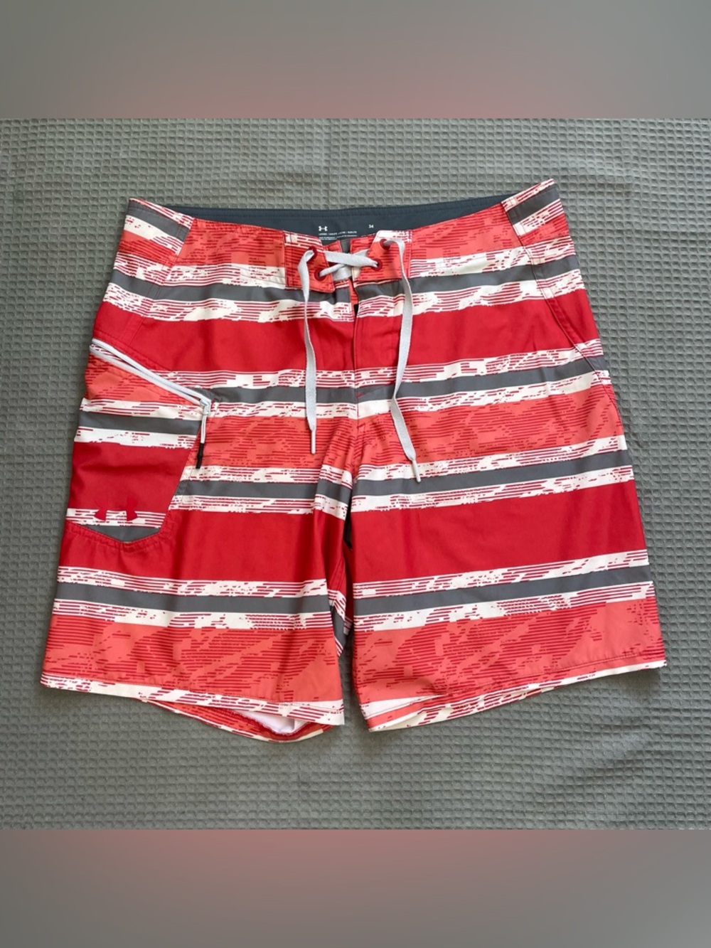 Under Armour Tide Chaser Board Shorts 34 Men’s Red Stripe Surf Beach